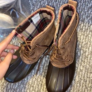 Super cute duck boots! Worn a few times.